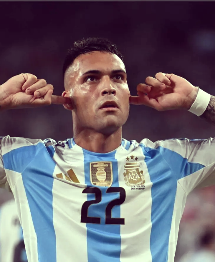 九游体育平台-秘鲁球员表现出色，赢得球迷喝彩