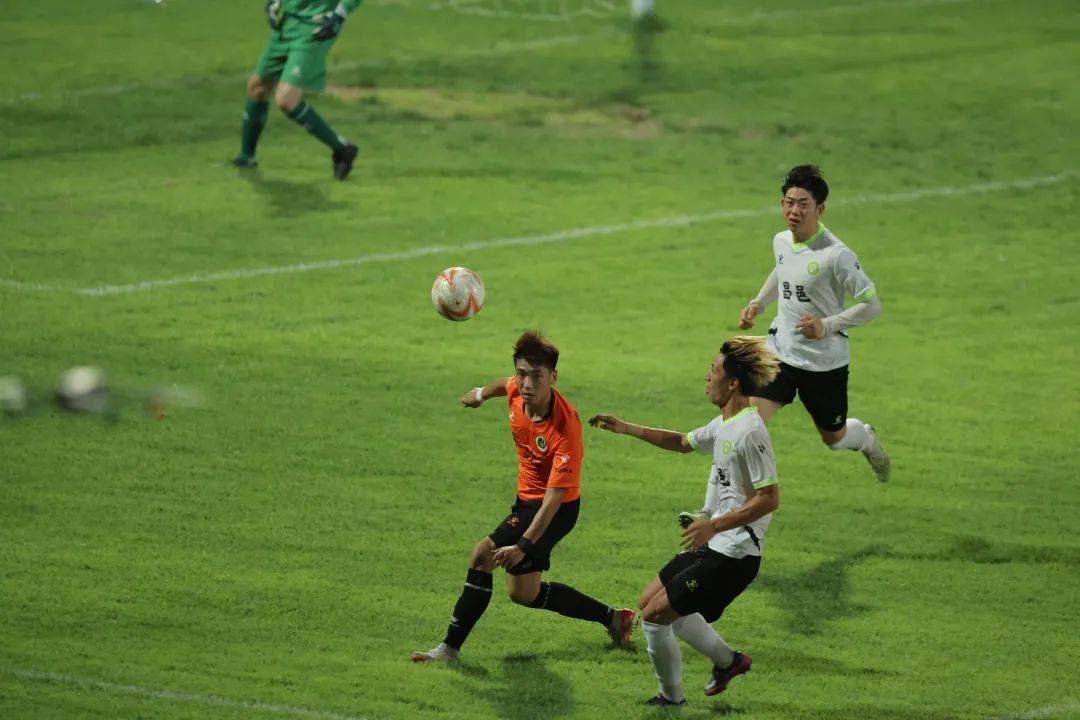 九游APP-比赛场上精彩时刻，球员拼搏奋力