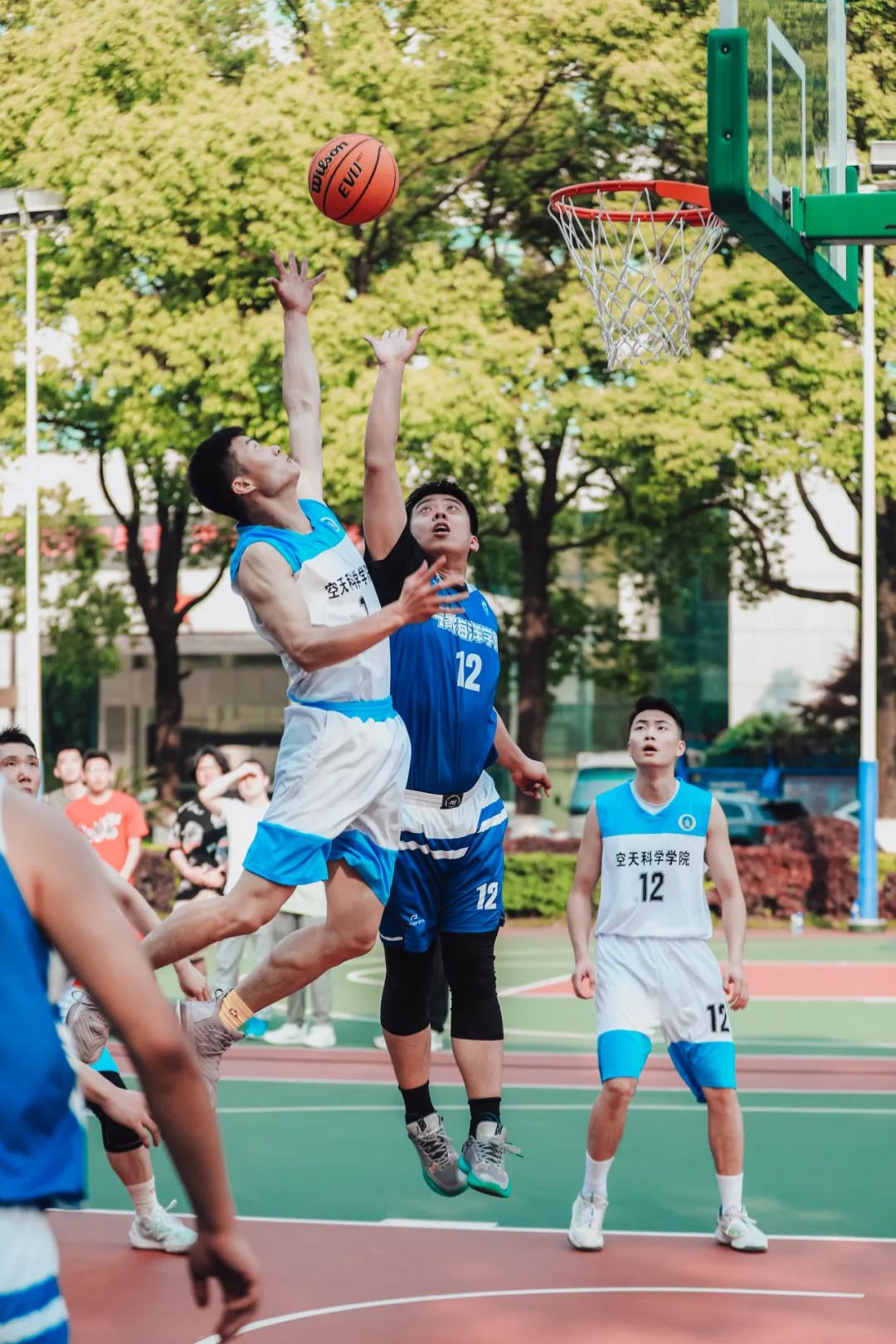 比赛场上精彩时刻,球员拼搏奋力 比赛场上精彩时刻,球员拼搏奋力