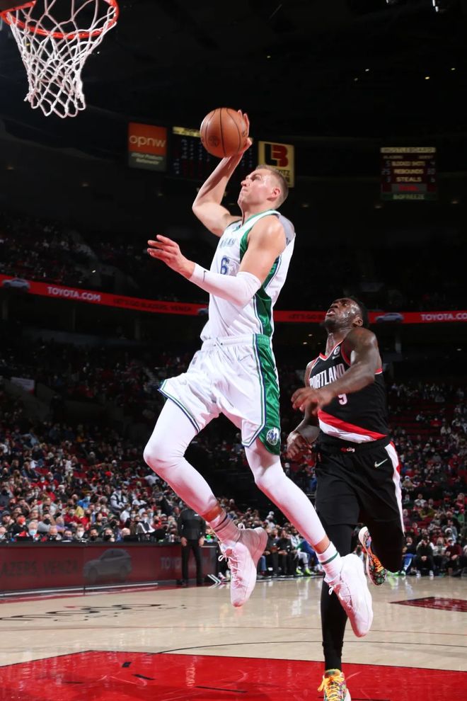 小牛惊险击败活塞，保持主场不败的简单介绍