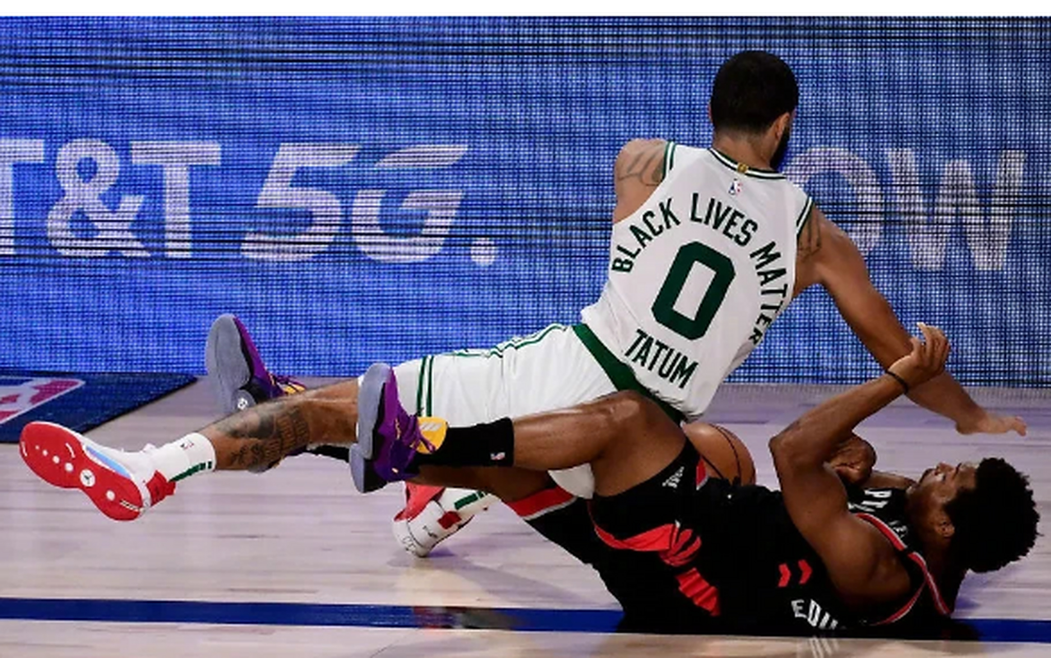 猛龙胜魔术洛瑞25分成全队最佳