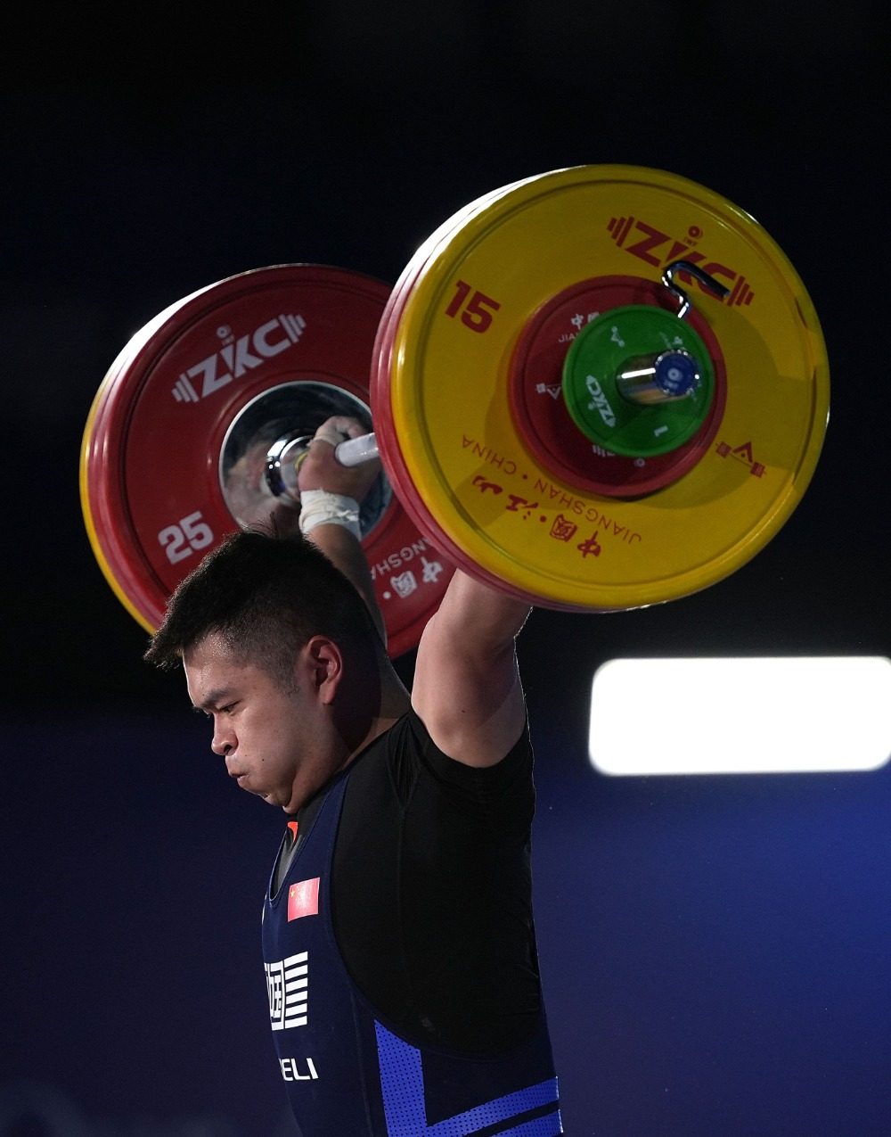 九游娱乐官方网站-举重比赛选手力争上游，力争夺冠