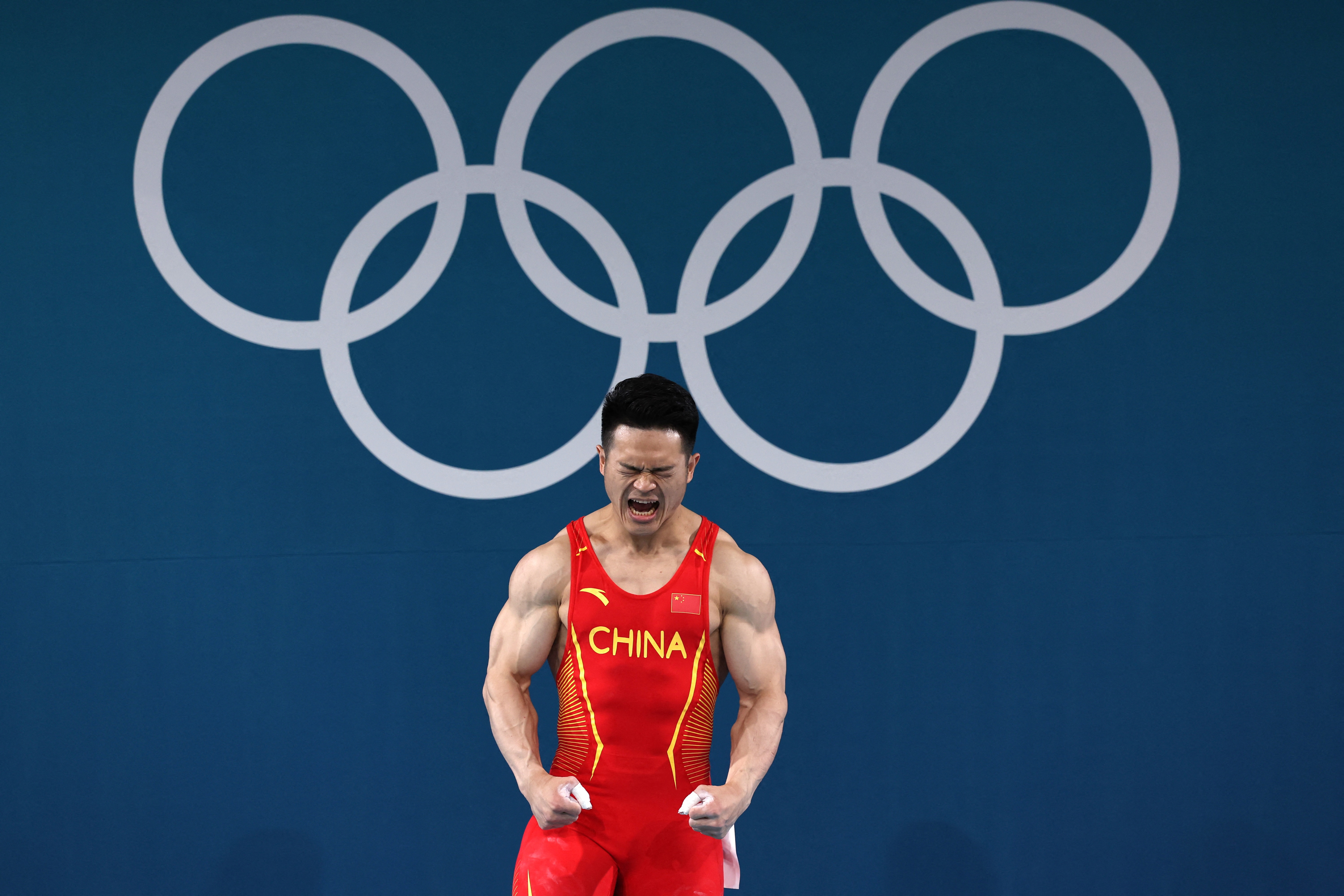 举重比赛选手力争上游，力争夺冠