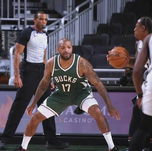 辽宁队力克雄鹿，德罗赞带队取胜