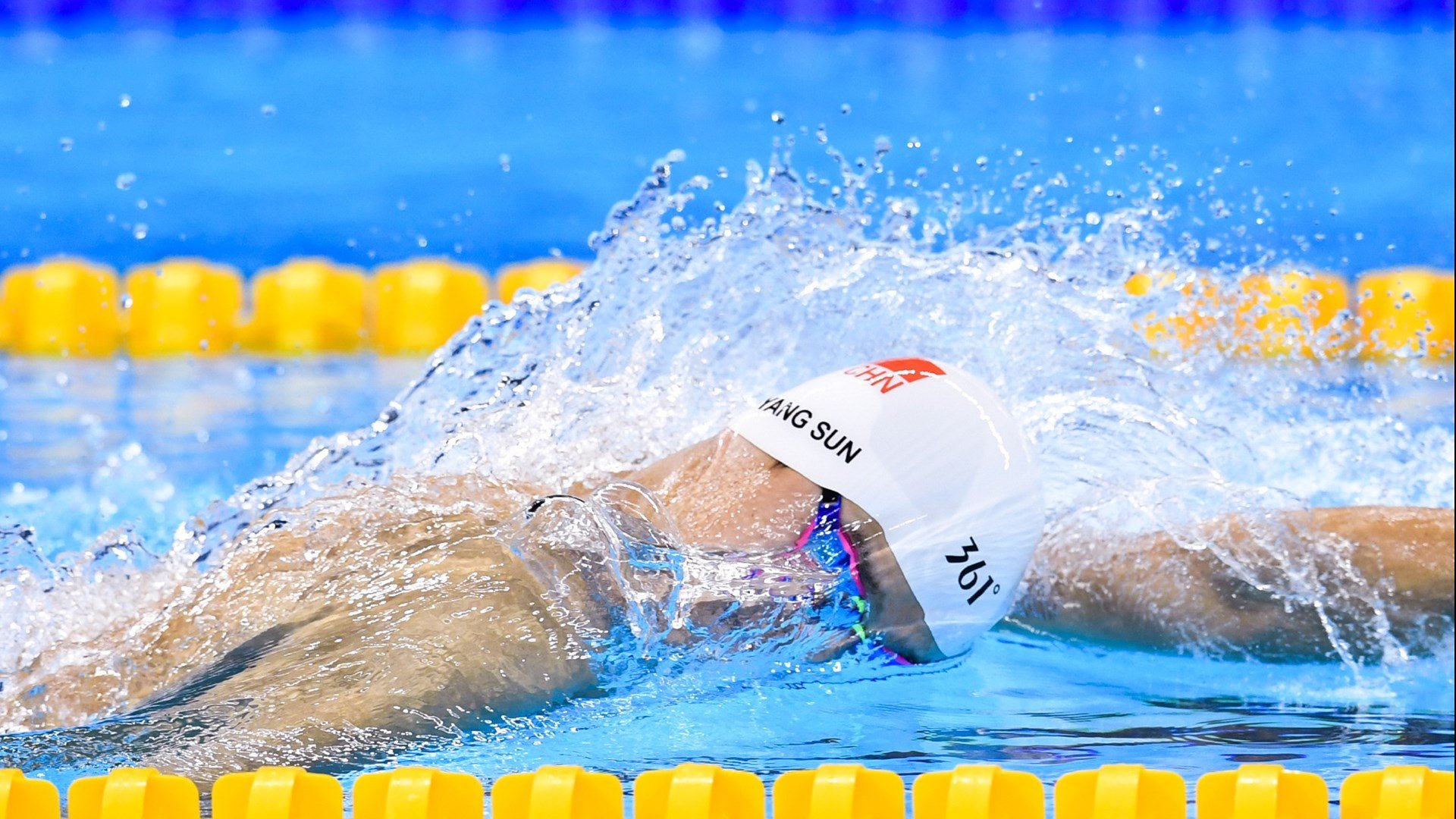 赛道风云,阿斯顿马丁的银石奇迹,诺里斯烈焰引爆三圈史诗级缠斗