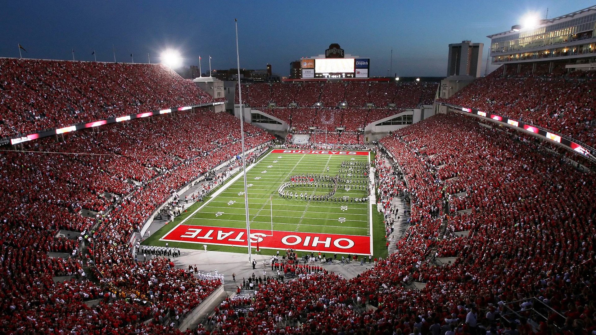 唯一的，当马琳照亮慕尼黑的夜空，足球成为个人革命的宣言